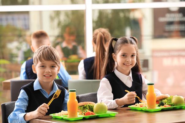 schoolchildren eating lunch 